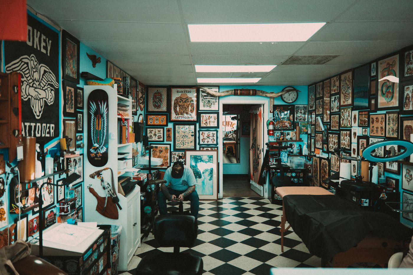 Teal Walls and a Thumbs-Up — photo 2